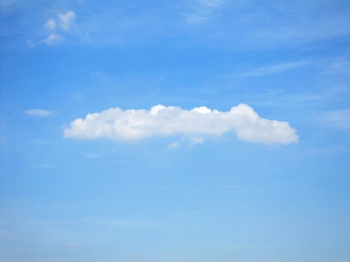 空に浮かぶUFO3.jpg
